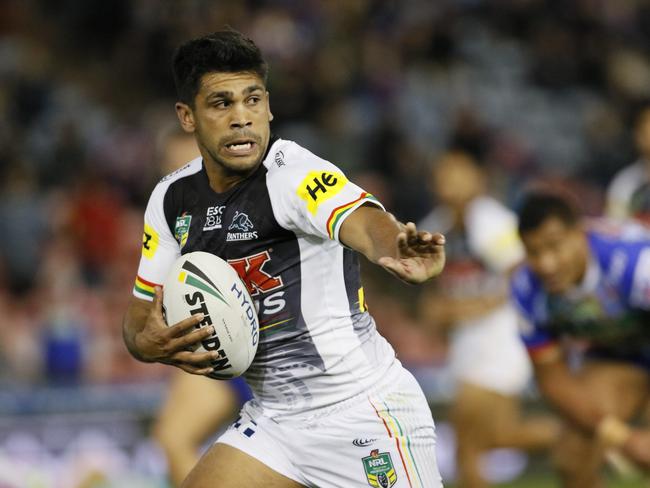 Tyrone Peachey of the Panthers makes a break during the Round 10 NRL match between the Newcastle Knights and the Penrith Panthers at McDonald Jones Stadium in Newcastle, Friday, May 11, 2018. (AAP Image/Darren Pateman) NO ARCHIVING, EDITORIAL USE ONLY