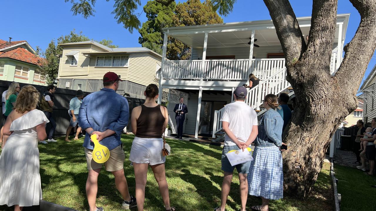 Auctioneer Mitch Peereboom sold the home under the hammer with an audience of dozens, including neighbours interested to know about the new owners. Picture: Nicholas Finch