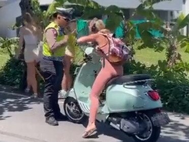 An Australian expat in Bali has gone head to head with local police after being stopped for riding her scooter without a helmet.