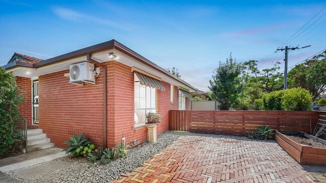 1/9 Gordon Ave, Oakleigh East sold under the hammer on Saturday morning.