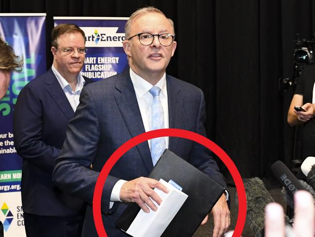 05/05/2022 10:32Australian Opposition Leader Anthony Albanese holds his briefings folder as he leaves after speaking to the media during a visit to the Smart Energy Council Conference and Exhibition on Day 25 of the 2022 federal election campaign, in Sydney, Thursday, May 5, 2022. (AAP Image/Lukas Coch) NO ARCHIVING