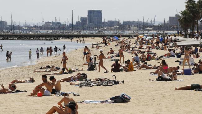 Melburnians are enjoying a burst of summery weather after restrictions lifted. Picture: NCA NewsWire/Daniel Pockett