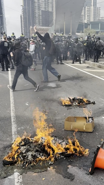 Chaotic scenes at Melbourne anti-war protest