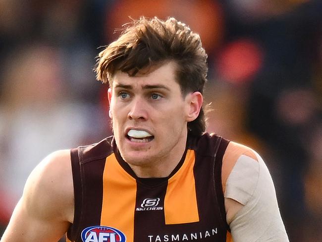 CANBERRA, AUSTRALIA - AUGUST 04: Will Day of the Hawks takes possession of the ball during the round 21 AFL match between Greater Western Sydney Giants and Hawthorn Hawks at Manuka Oval, on August 04, 2024, in Canberra, Australia. (Photo by Morgan Hancock/Getty Images)