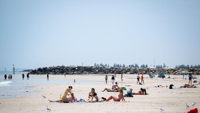 With thousands planning on heading to the beach this Saturday, Australians are urged to make sure they are hydrated and applying sunscreen to avoid heat stress. Picture: NCA NewsWire / Morgan Sette