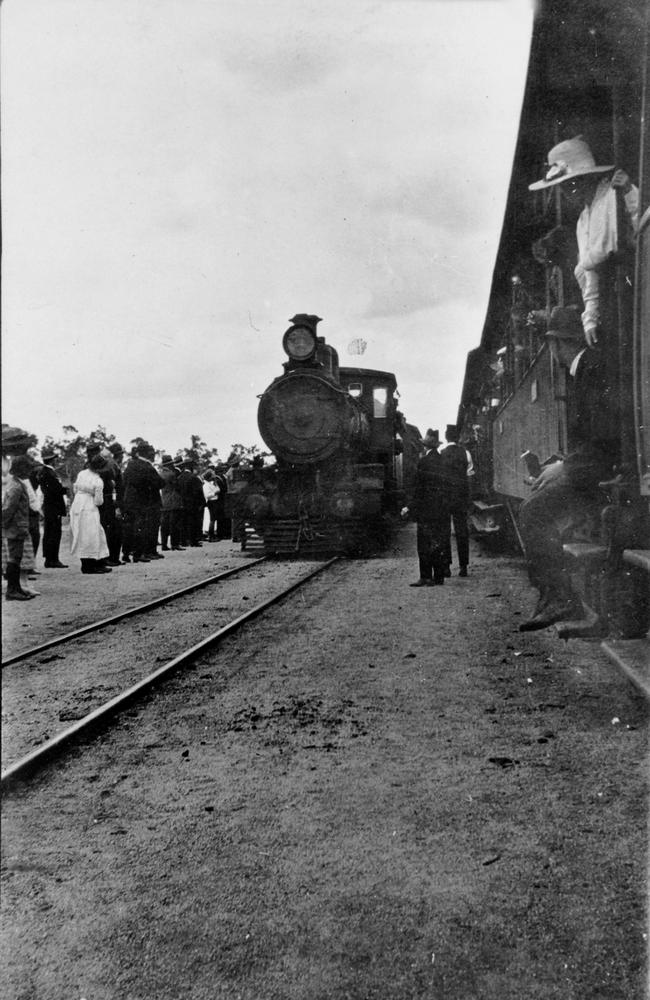 A baby was allegedly discarded from a passenger train in 1915. Pictured are passengers boarding a train at Sarina c. 1916. Picture: State Library of Queensland.