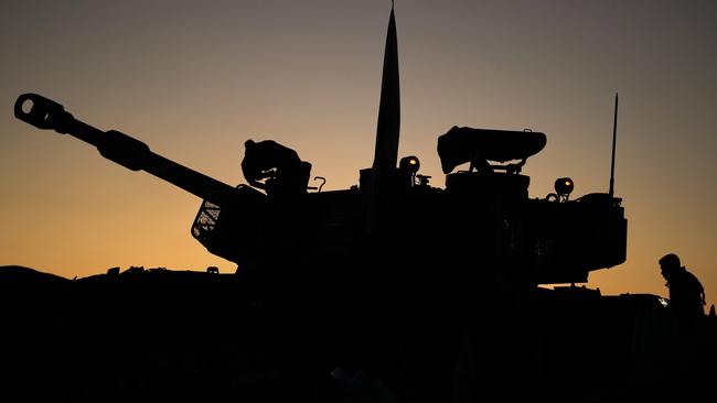 Israeli artillery train their guns towards the Gaza Strip. Picture: Getty Images.