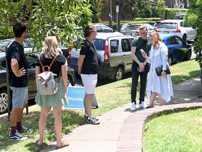 SYDNEY, AUSTRALIA - NewsWire Photos December 10, 2022: Hopeful Sydney-siders checking out the Sydney rental market in the Eastern Suburbs. Picture: NCA NewsWire / Jeremy Piper