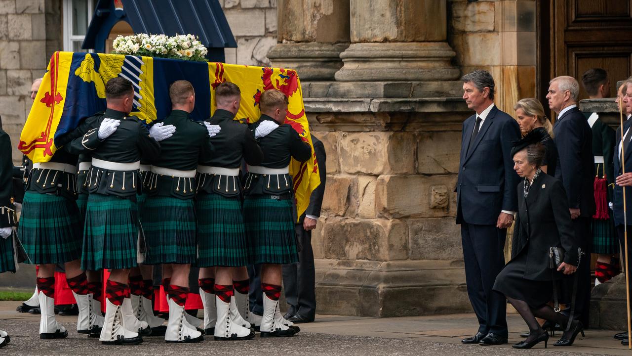 Her daughter, Princess Anne courtseyed as the coffin entered the palace. Picture: Aaron Chown/ WPA Pool/ Getty Images