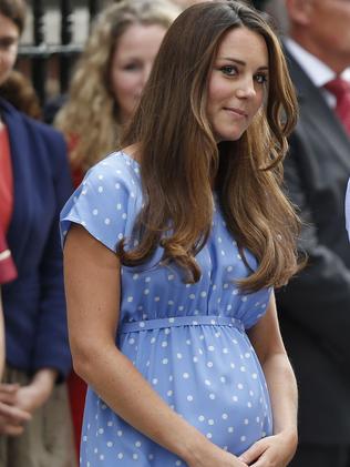 Princess Diana outside hospital following the birth of her son, Prince William. Picture: AP/John Redman.The Duchess of Cambridge wore a similar polka dot gown for the birth of Prince William. Picture: AP/Sang Tan.