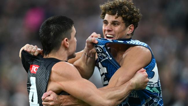 MELBOURNE, AUSTRALIA - MAY 21: Brayden Maynard of the Magpies and Charlie Curnow of the Blues wrestle during the round 10 AFL match between Carlton Blues and Collingwood Magpies at Melbourne Cricket Ground, on May 21, 2023, in Melbourne, Australia. (Photo by Quinn Rooney/Getty Images)