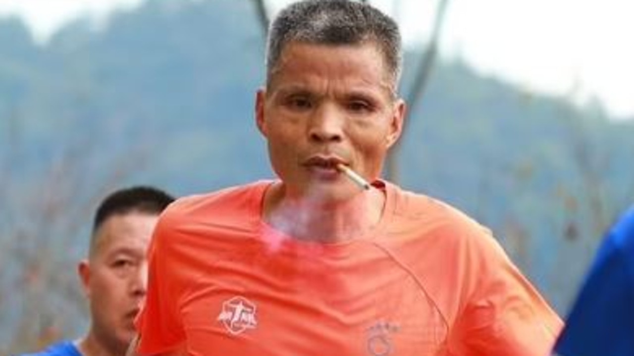 Uncle Chen is a chain-smoking marathon runner. Photo: Weibo.