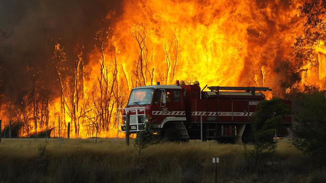 Fire fighters battle bushfires burning at the Bunyip State Forest near the township of Tonimbuk on Saturday, February 7, 2009. Picture: AAP Image/Andrew Brownbill.