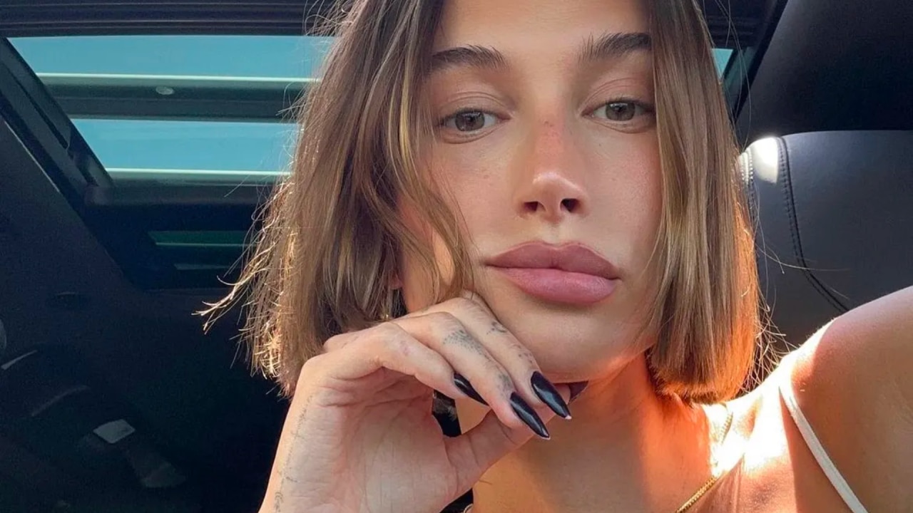 Hailey Bieber flirts with a black nail every now and then. Image: Instagram