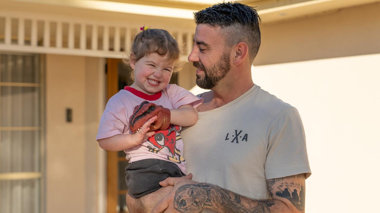 Hero father rescues daughter from burning bedroom