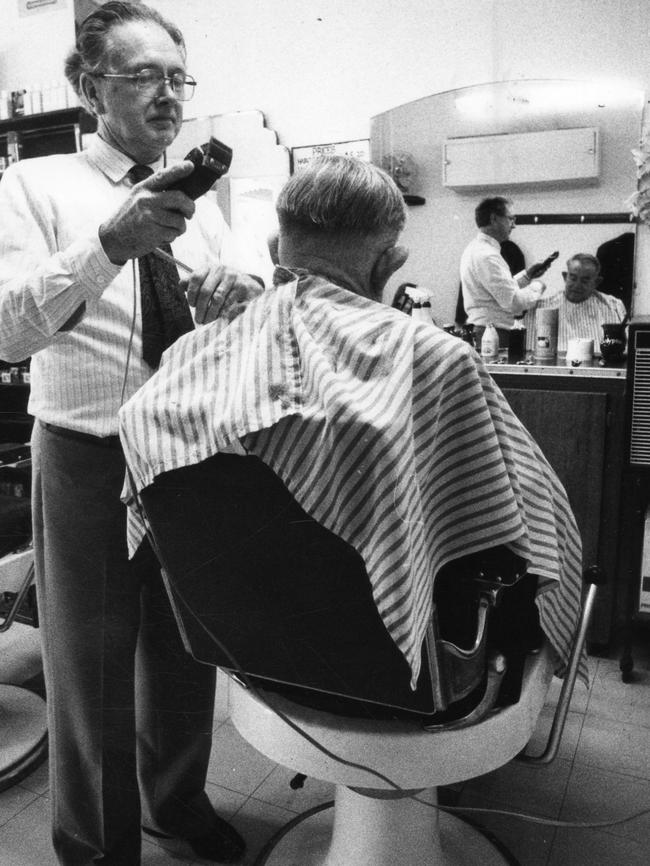 Barber William Bridgman at work in his Unley business in 1986.