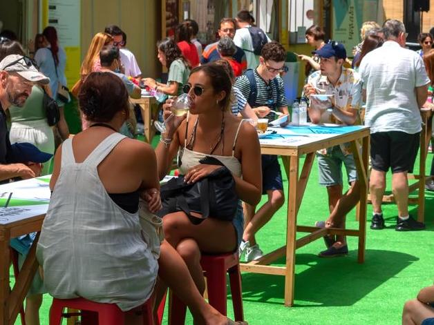 Aussies could face fines for pub crawls. Picture: iStock/Jossfoto.