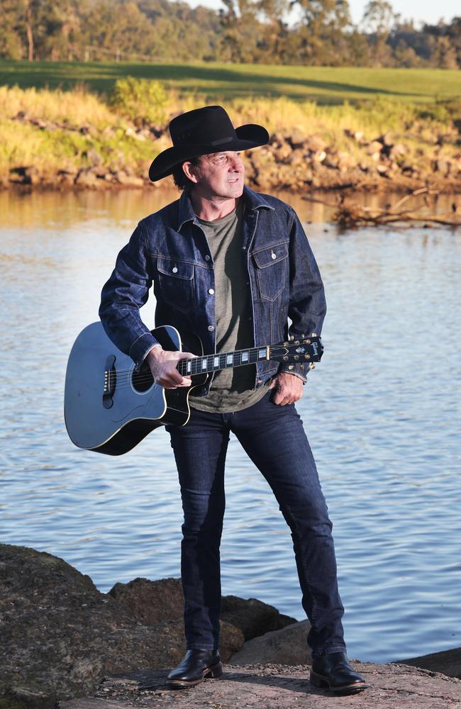 Lee Kernaghan to play Twin Towns in Boys From The Bush Australian Tour ...