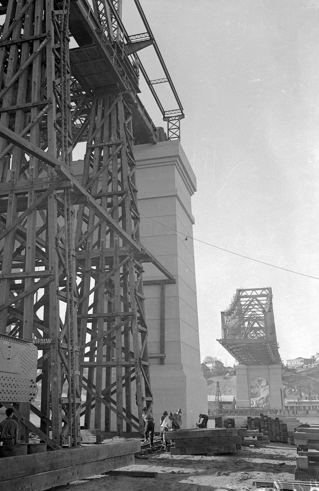 The Story Bridge under construction in 1938.