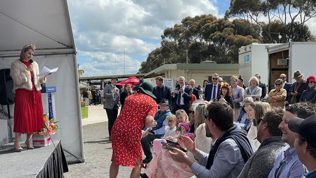 Hamilton Cup Races 2022 - Crowd applauding for the Fashions on the Field competition