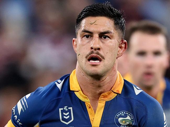 SYDNEY, AUSTRALIA - AUGUST 16: Dylan Brown of the Eels passes the ball to a team mate during the round 24 NRL match between Sydney Roosters and Parramatta Eels at Allianz Stadium, on August 16, 2024, in Sydney, Australia. (Photo by Brendon Thorne/Getty Images)