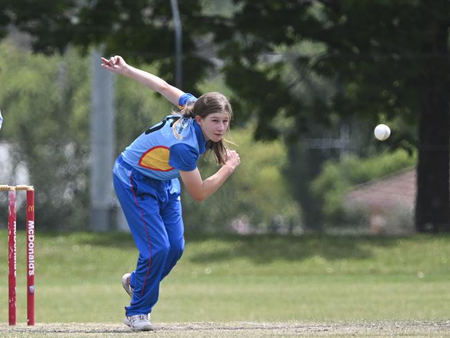 Ebony Winston bowling for Greater Illawarra at last season’s U16 Country Championships. Picture: Martin Ollman