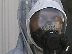 In this photo taken May 31, 2014, agents in hazardous material suits are seen as the FBI searches a building in San Francisco. A San Francisco social media maven and former political consultant who was wanted on suspicion of possessing explosives has been taken into custody after a three-day manhunt. Federal agents and the San Francisco police said they captured Ryan Kelly Chamberlain II, 42, on Monday, June 2, shortly after announcing that they had found his car near Crissy Field, just south of the Golden Gate Bridge. (AP Photo/San Francisco Chronicle, Michael Short) ORTHERN CALIFORNIA OUT; MANDATORY CREDIT PHOTOG & CHRONICLE; MAGS OUT; NO SALES