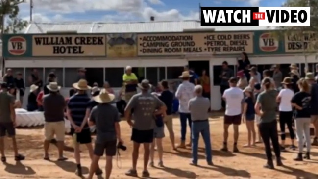 Tourists, outback towns cut off by floods (7 News)