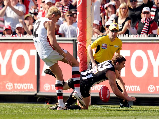 Nick Riewoldt runs into an open goal, only to have his kick smothered by Heath Shaw, in the 2010 replay.