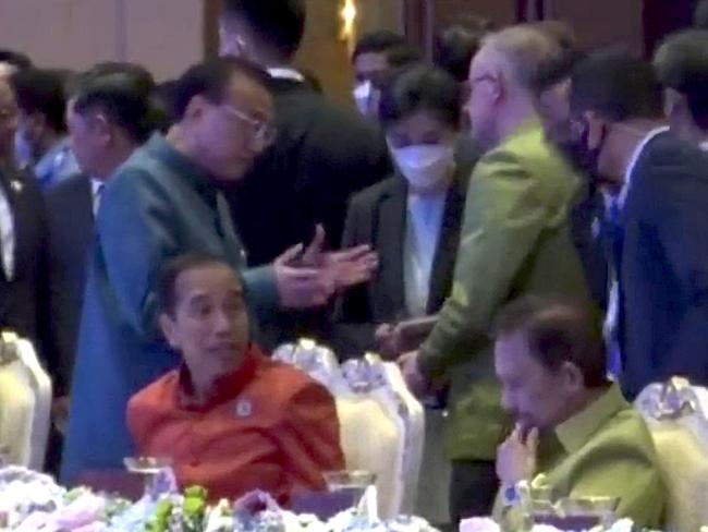 12-11-2022 - Chinese premier Li Keqiang and Australian Prime Minister Anthony Albanese hold a short informal discussion at the ASEAN gala dinner in Cambodia. Picture: TVK