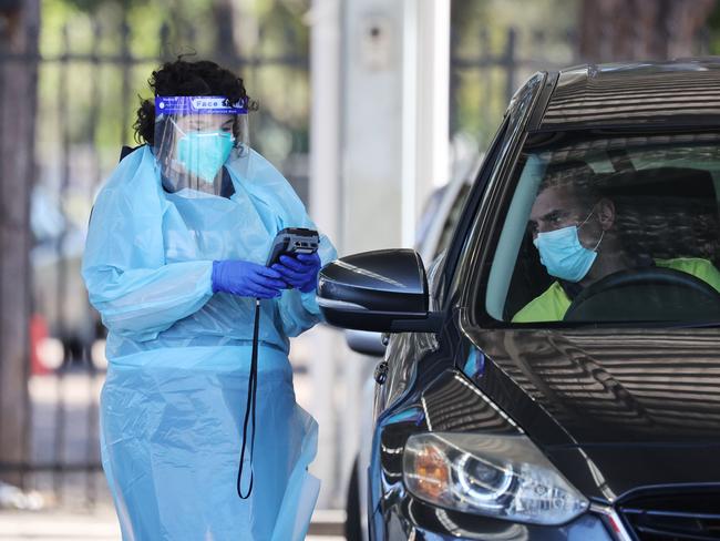 SYDNEY, AUSTRALIA - NewsWire Photos July, 21, 2021: Cars trickle through the line at the drive-in Covid testing site at Fairfield Showground this morning. Picture: NCA NewsWire / David Swift