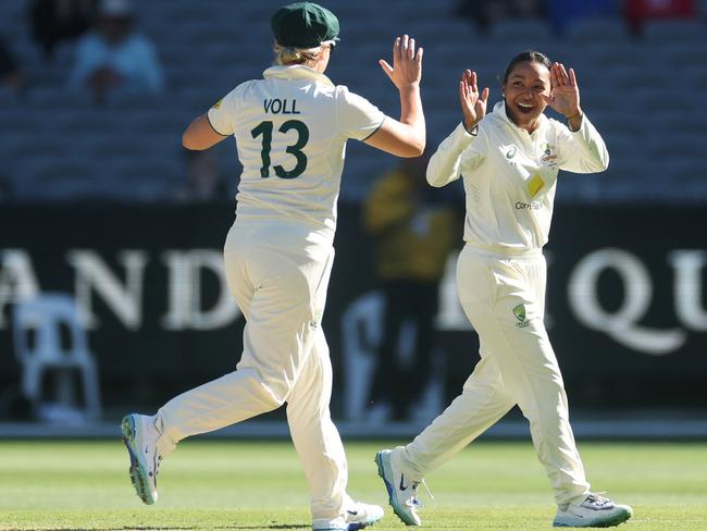 MELBOURNE, AUSTRALIA - JANUARY 30: Alana King of Australia celebrates after taking a catch off her own delivery to dismiss Sophia Dunkley of England during day one of the Women's Ashes Test Match between Australia and England at Melbourne Cricket Ground on January 30, 2025 in Melbourne, Australia. (Photo by Daniel Pockett/Getty Images)