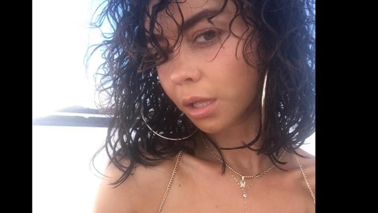 Sarah Hyland's Boob Slips Out Of Her Dress