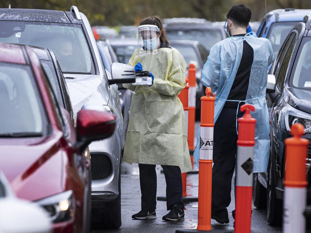 Melburnians queue at a Covid test site at Albert Park Lake. Picture: Daniel Pockett/Getty Images