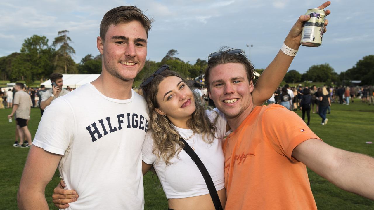 Erin Harrison with Darcy Mortimer (left) and Ryan Day at The Backyard Series in Queens Park, Saturday, November 6, 2021. Picture: Kevin Farmer