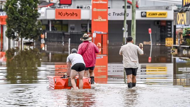 Thursday 31st March 2022Lismore Suburbs today Local residents taking to the flood waters to see the damage caused.PictureÃs Darren Leigh Roberts