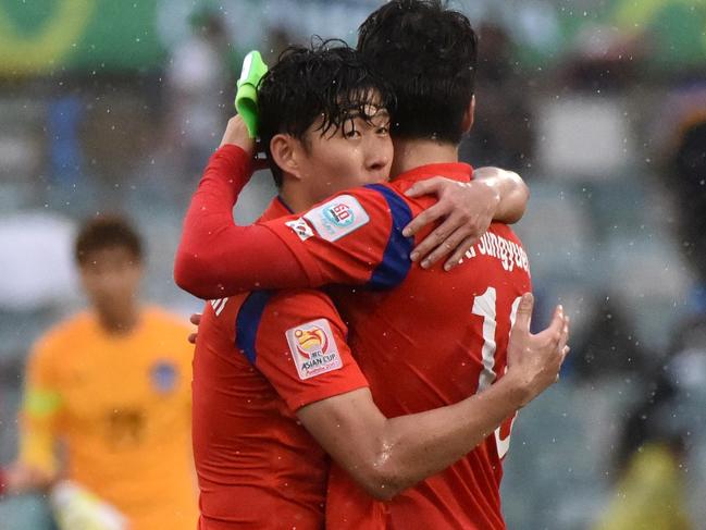 Son Heung Min (L) and Ki Sung Yueng of South Korea celebrate after winning the first round Asian Cup football match between South Korea and Oman in Canberra on January 10, 2015. AFP PHOTO / MARK GRAHAM --- IMAGE RESTRICTED TO EDITORIAL USE - STRICTLY NO COMMERICAL USE --