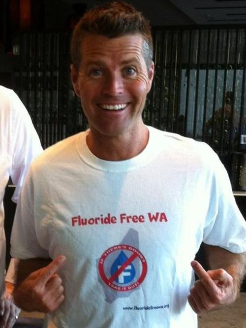 Pete Evans wearing a shirt that reads: “Fluoride Free WA”. (Pic: Facebook)