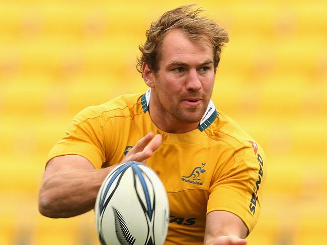 WELLINGTON, NEW ZEALAND - SEPTEMBER 18:  Rocky Elsom of the Wallabies passes the ball during an Australian Wallabies Captain's run at Westpac Stadium on September 18, 2009 in Wellington, New Zealand.  (Photo by Cameron Spencer/Getty Images)