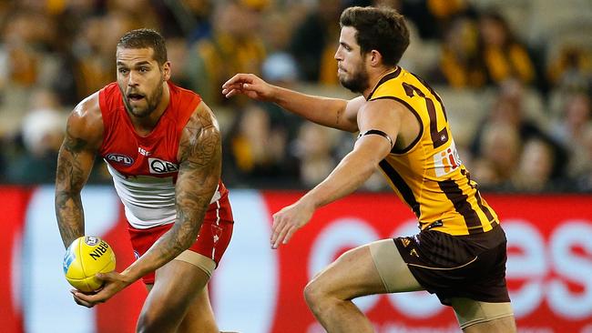 MELBOURNE, AUSTRALIA - MAY 20: Lance Franklin of the Swans in action ahead of Ben Stratton of the Hawks during the 2016 AFL Round 09 match between the Hawthorn Hawks and the Sydney Swans at the Melbourne Cricket Ground on May 20, 2016 in Melbourne, Australia. (Photo by Adam Trafford/AFL Media/Getty Images)