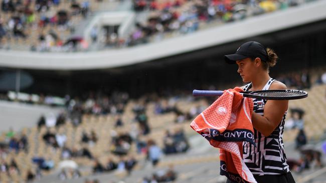 Australia's Ashleigh Barty reacts as she plays against Sofia Kenin of the US during their women's singles fourth round match on day nine of The Roland Garros 2019 French Open tennis tournament in Paris on June 3, 2019. (Photo by CHRISTOPHE ARCHAMBAULT / AFP)