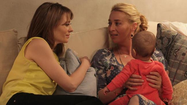 Kat Stewart and Asher Keddie play Billie and Nina Proudman on Offspring. Picture: Ten