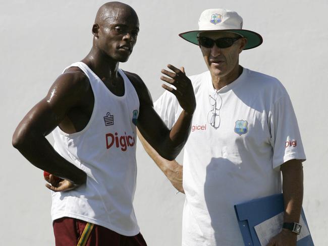 Former Australian cricketer John Dyson (r) alongside West Indies fast bowler Daren Powell.