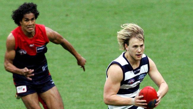 Gary Ablett runs away from Aaron Davey.