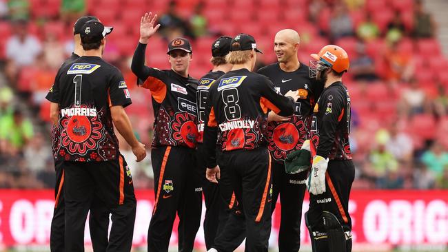 Ashton Agar (second from right) and the Scorchers celebrate another wicket. (Photo by Matt King/Getty Images)