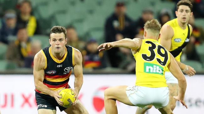 AFL – Saturday, 19th September, 2020 – Adelaide Crows v Richmond at the Adelaide Oval. Adelaide's Brad Crouch and Richmond's Jake Aarts Picture: Sarah Reed