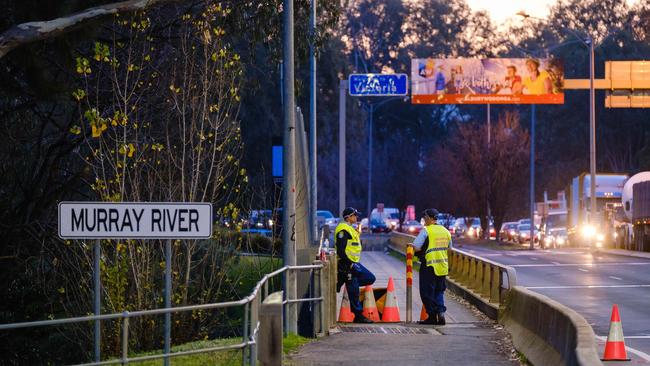 A long line of vehicles wait to cross the Murray River into NSW from Wodonga. Picture: Simon Dallinger/NCA NewsWire