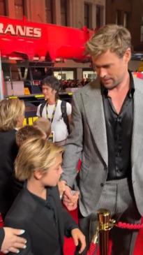 Chris Hemsworth brings his kids on the red carpet