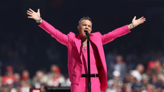 MELBOURNE . 24/09/2022. AFL Grand Final.  Geelong Cats vs Sydney Swans at the MCG.   Robbie Williams pre game    . Picture by Michael Klein