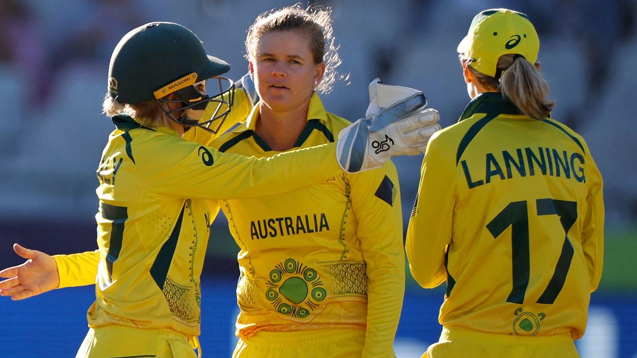 Australia's Jess Jonassen celebrates with teammates. Photo by Marco Longari / AFP